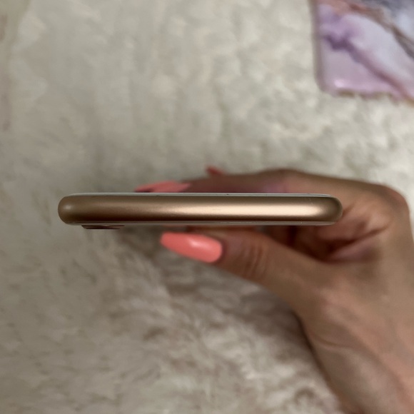 Gold iPhone 8 64GB Unlocked - Picture 12 of 14